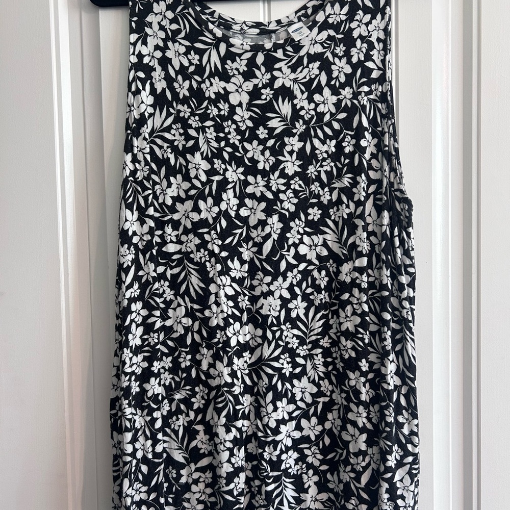 Old Navy Black and White Sleeveless Tank Top